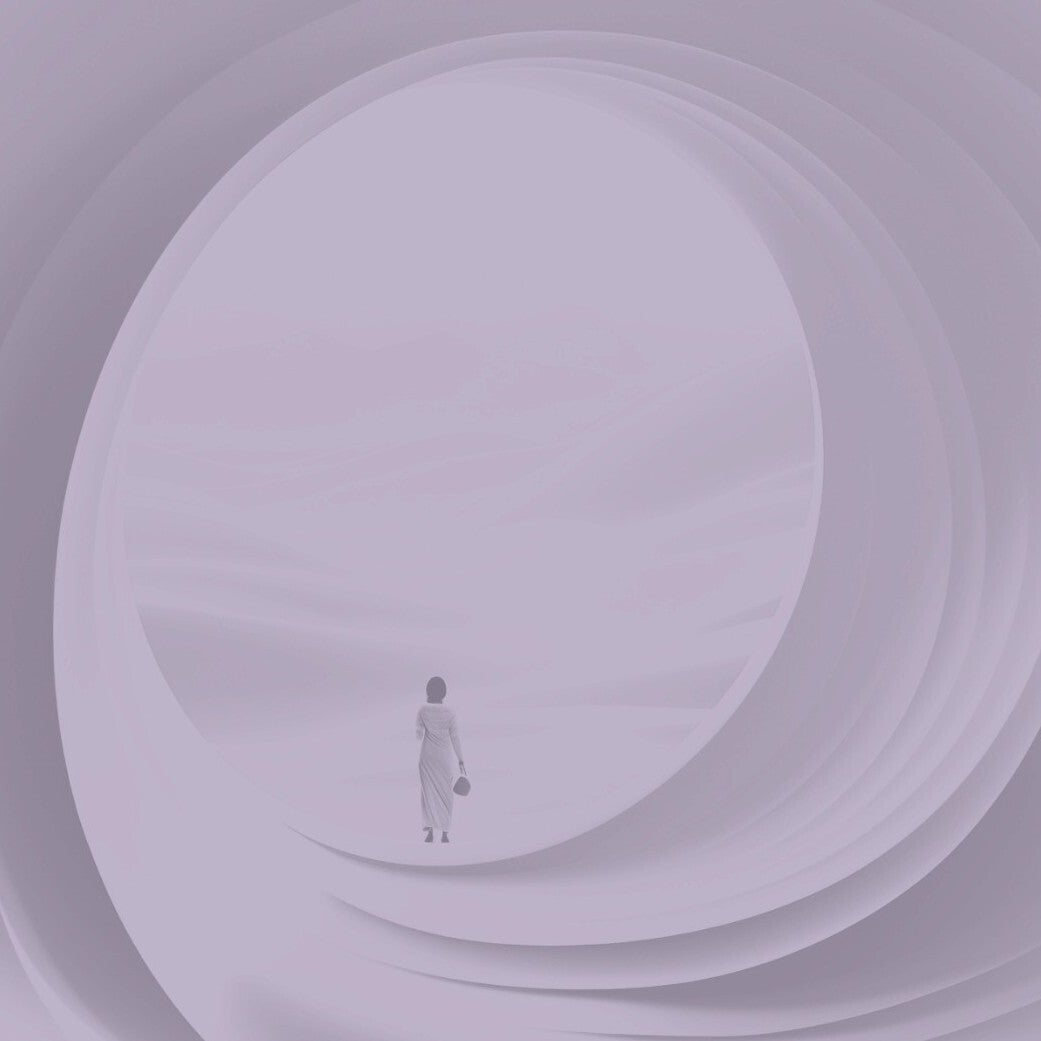 Frau in lila Kleid steht in einem großen, runden Tunnel und blickt auf sanfte, lila Hügel und Berge im Hintergrund im Kontext Jenseitskontakte Jana Lorenz.