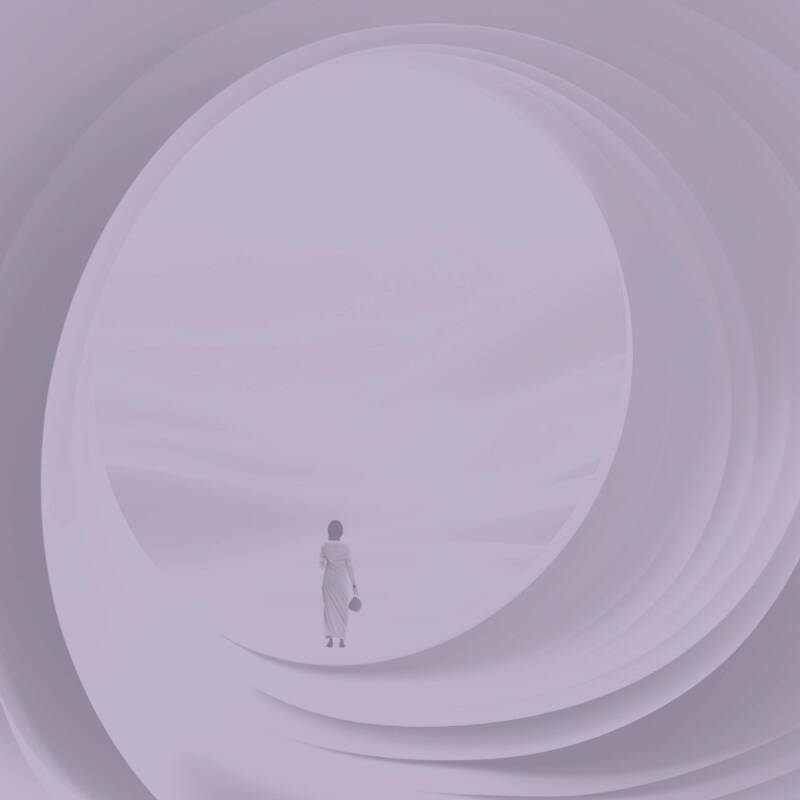 Frau in lila Kleid steht in einem großen, runden Tunnel und blickt auf sanfte, lila Hügel und Berge im Hintergrund im Kontext Jenseitskontakte Jana Lorenz.