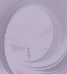 Frau in lila Kleid steht in einem großen, runden Tunnel und blickt auf sanfte, lila Hügel und Berge im Hintergrund im Kontext Jenseitskontakte Jana Lorenz.