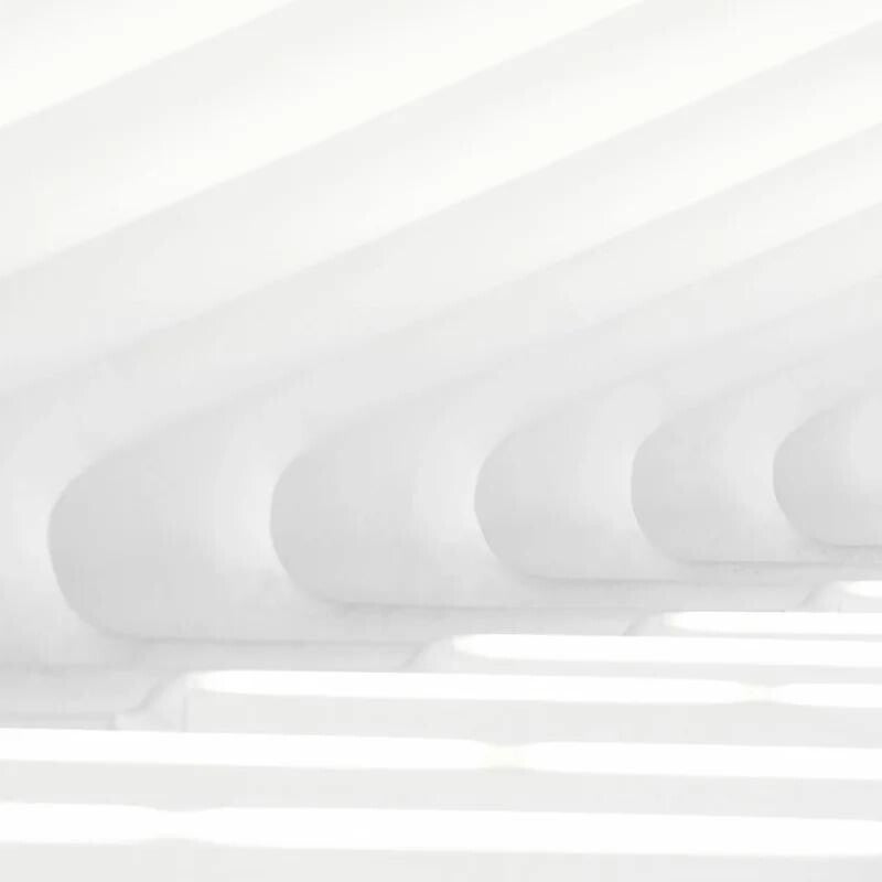 Muster aus feinen, gleichmäßigen, vertikalen Linien in hellem Farbton, im Kontext mit Jenseitskontakte Jana Lorenz.