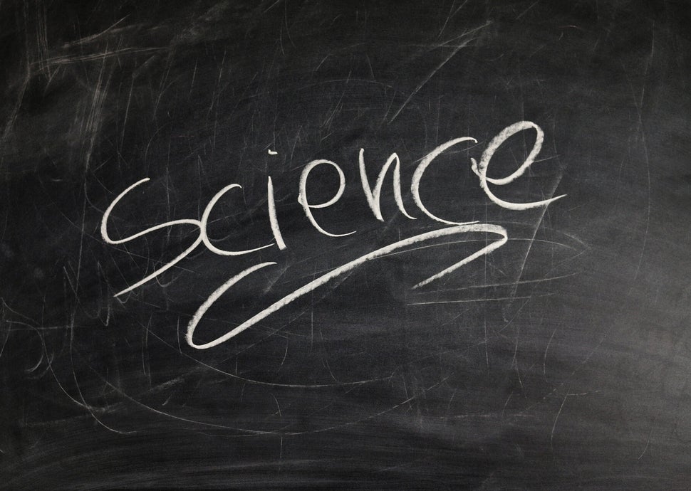 Auf einer Tafel steht das Wort 'science' in geschwungener, weißer Schrift, Kontext Blog Jenseitskontakte Jana Lorenz.