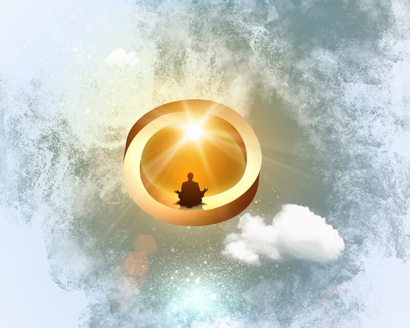 Silhouette einer meditierenden Person im Lotussitz vor einem leuchtenden goldenen Ring, umgeben von Wolken und Lichtstrahlen, Kontext Blog Jenseitskontakte Jana Lorenz.