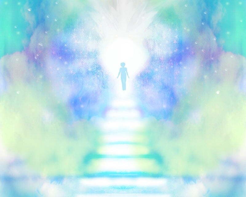 Eine silhuettierte Figur steht auf einer Treppe, die zu einem hellen Licht führt. Der Hintergrund ist in sanften Blau- und Grüntönen mit einem nebligen, traumhaften Effekt gestaltet, Kontext Blog Jenseitskontakte Jana Lorenz.