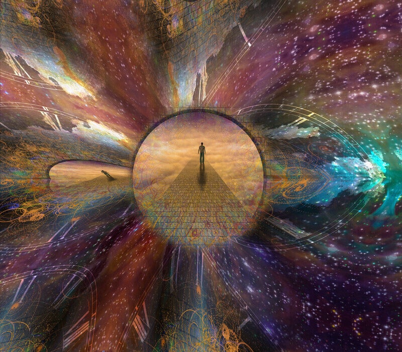 Eine surrealistische Darstellung eines Menschen, der auf einer goldenen Pyramide steht, umgeben von einem spiralförmigen, bunten Universum mit Sternen und geometrischen Mustern, Kontext Blog Jenseitskontakte Jana Lorenz.