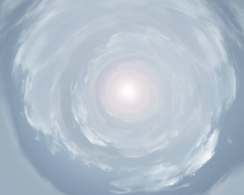 Wirbelnde Wolkenformationen mit einem hellen Licht in der Mitte, das einen spiralförmigen Effekt erzeugt, Kontext Blog Jenseitskontakte Jana Lorenz.
