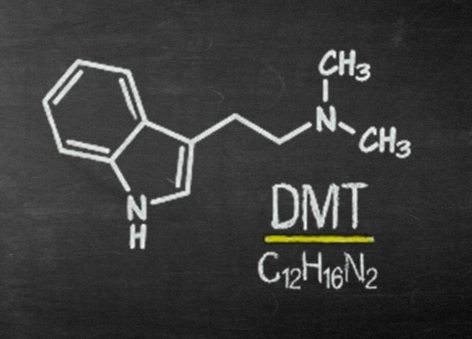 Chemische Strukturformel von DMT mit der Bezeichnung 'DMT' und der chemischen Formel 'C12H16N2' auf einer Tafel, Kontext Blog Jenseitskontakte Jana Lorenz.