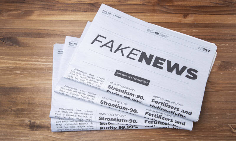 Zeitung mit der Überschrift 'FAKENEWS' in großer Schrift, darunter mehrere Artikelüberschriften zu Strontium-90 und Düngemitteln im Kontext mit Jenseitskontakte Jana Lorenz Blog.