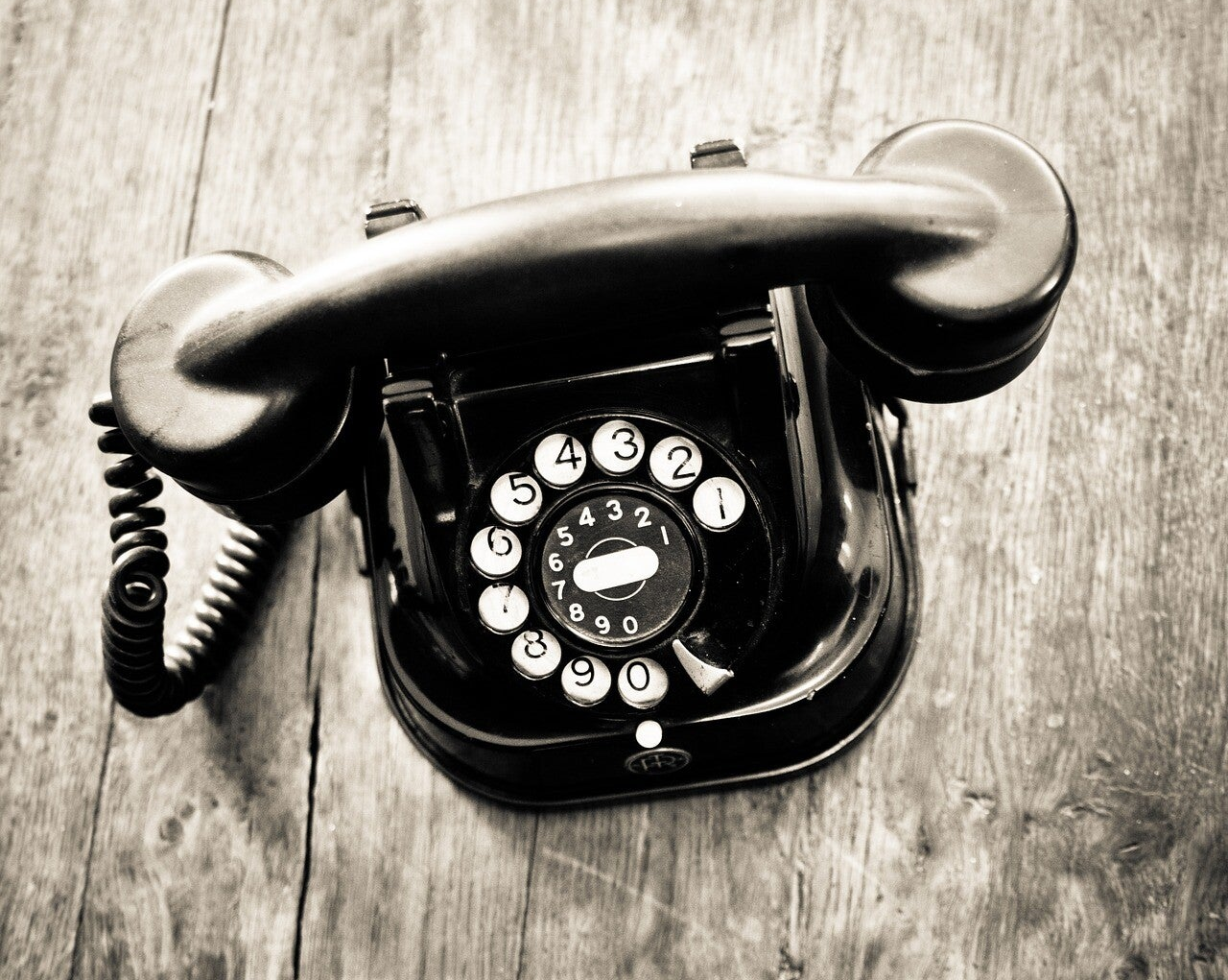  Nostalgisches Telefon in sepia-Tönen, elegant auf einem Tisch platziert, strahlt Retro-Charme aus, im Kontext mit Jenseitskontakte Jana Lorenz.