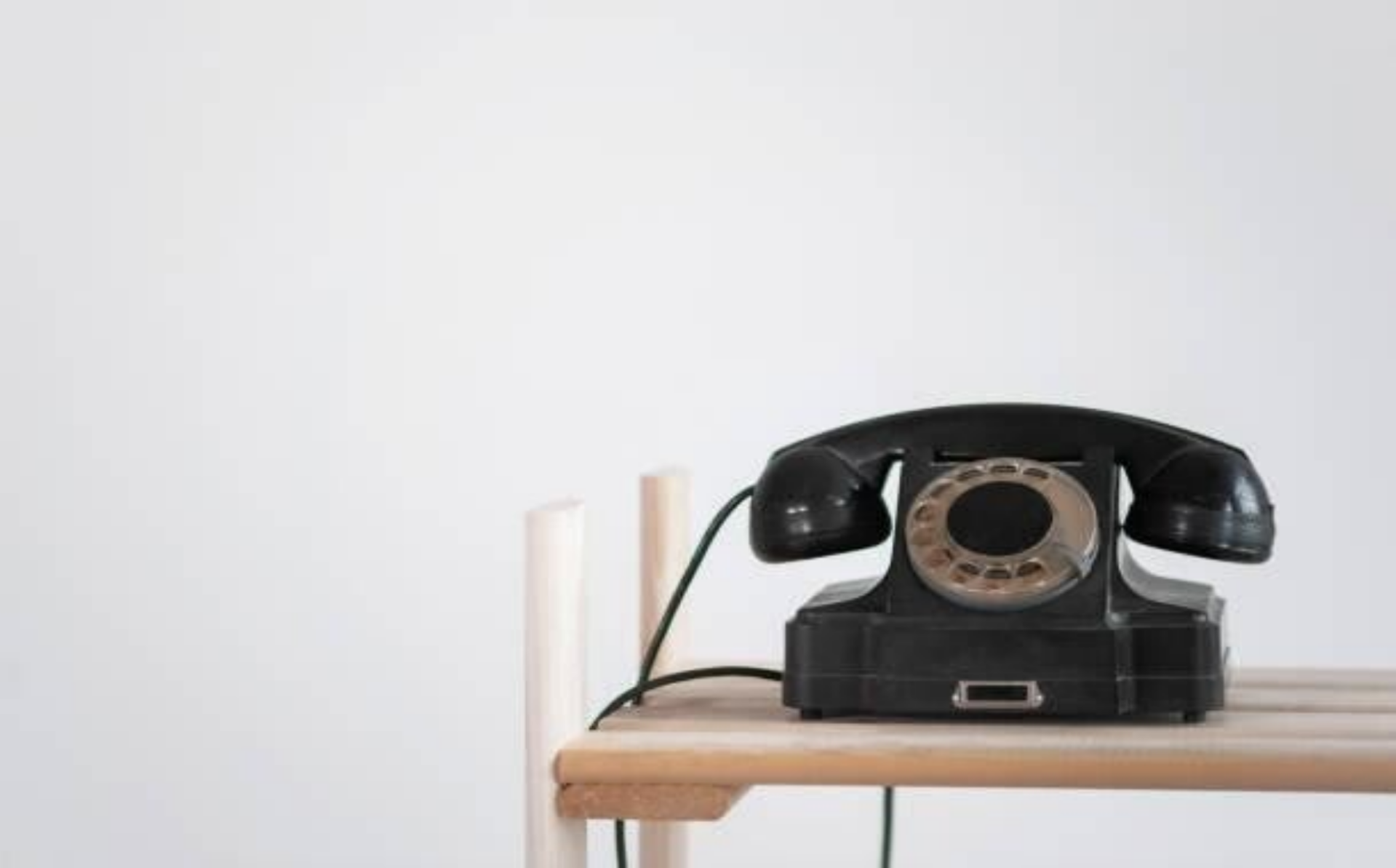 Auf einem Holzregal befindet sich ein klassisches Telefon, das an vergangene Zeiten erinnert, im Kontext mit Jenseitskontakte Jana Lorenz.