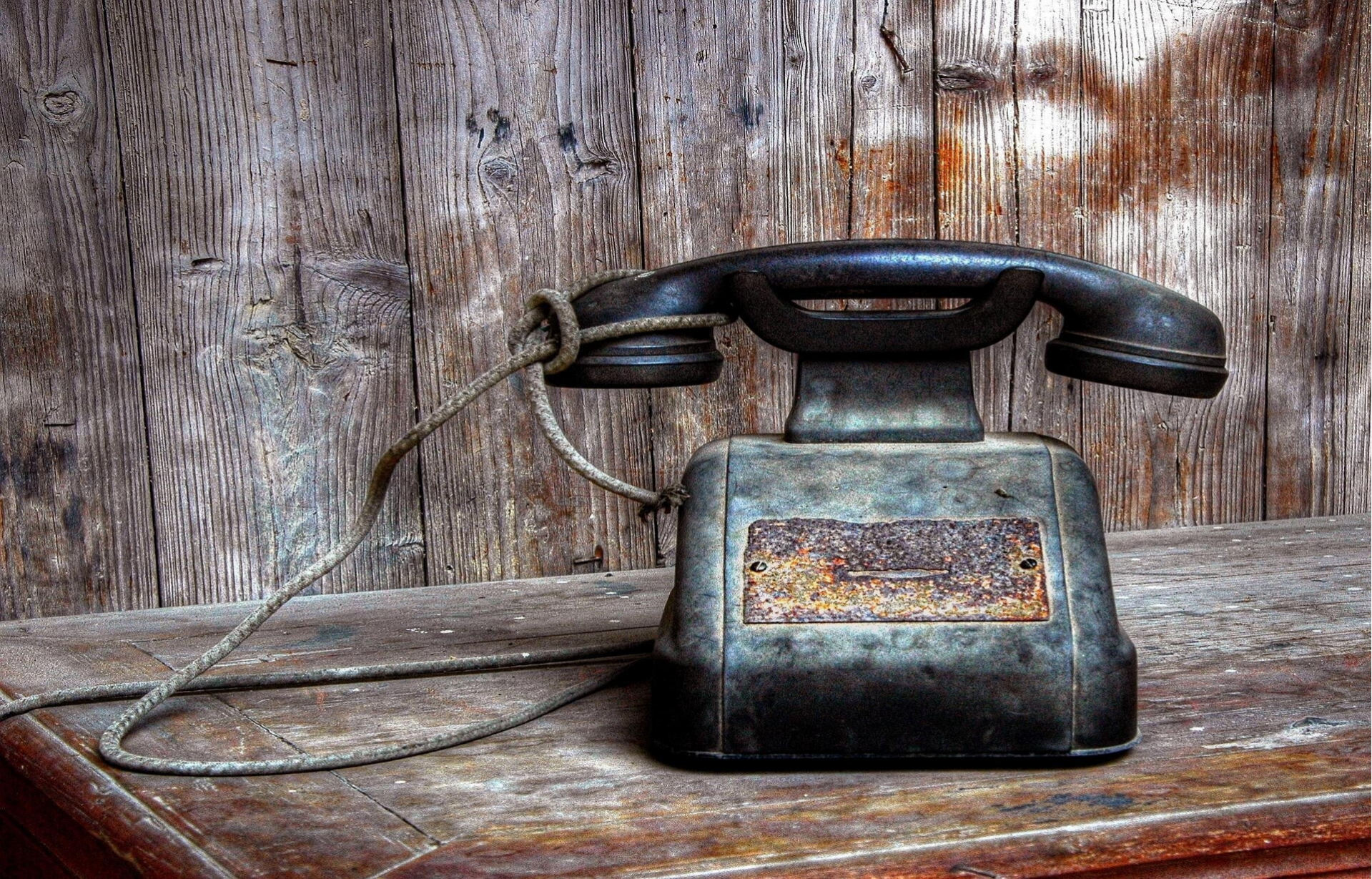 Ein klassisches Telefon auf einem Tisch, das die Geschichte der Kommunikation symbolisiert, im Kontext mit Jenseitskontakte Jana Lorenz.
