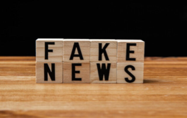 Holzwürfel mit schwarzen Buchstaben bilden das Wort 'FAKE NEWS' auf einer Holzoberfläche Kontext Jenseitskontakte Jana Lorenz.