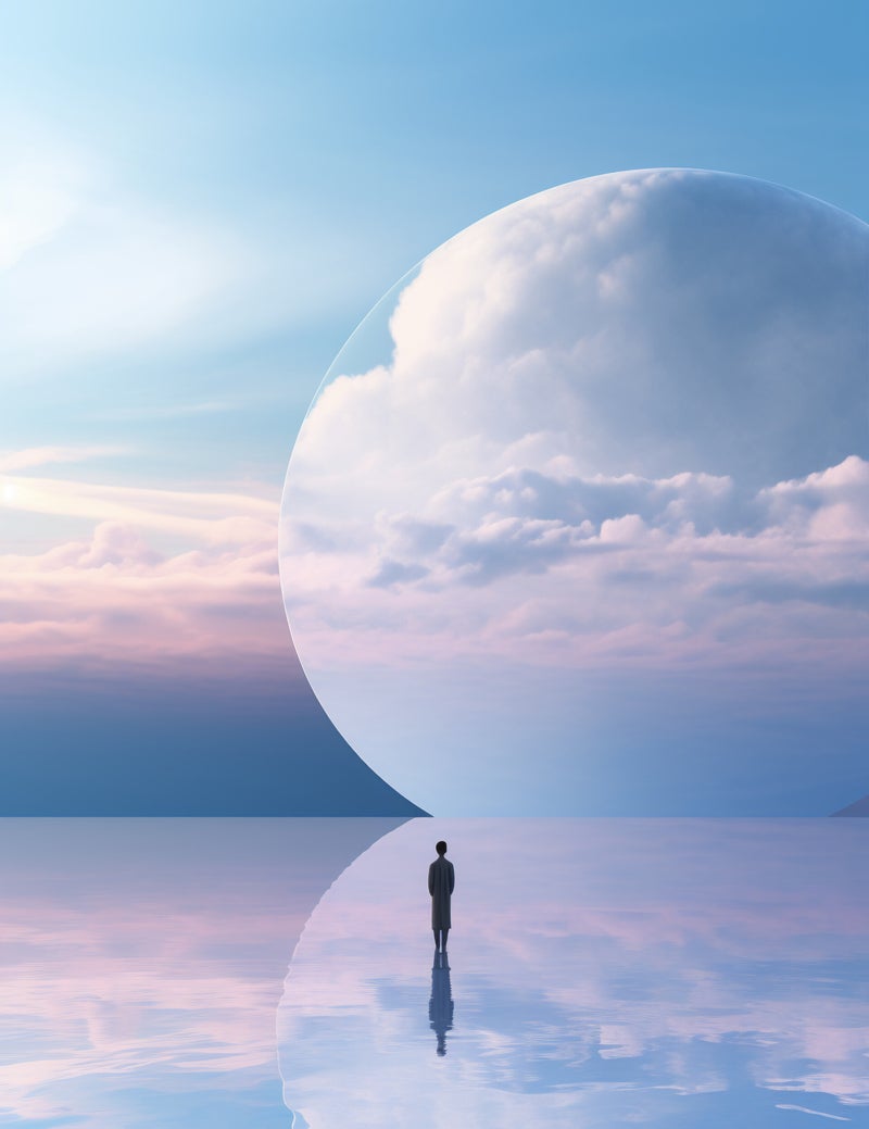 Eine silhouettenhafte Person steht auf einer spiegelnden Wasseroberfläche und blickt auf einen großen, runden, wolkenbedeckten Himmelshorizont, Kontext Blog Jenseitskontakte Jana Lorenz.