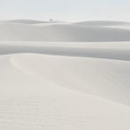 Weite, sanft geschwungene Sanddünen unter hellem Himmel, symbolisch für das Thema Jenseitskontakt mit Medium Jana Lorenz