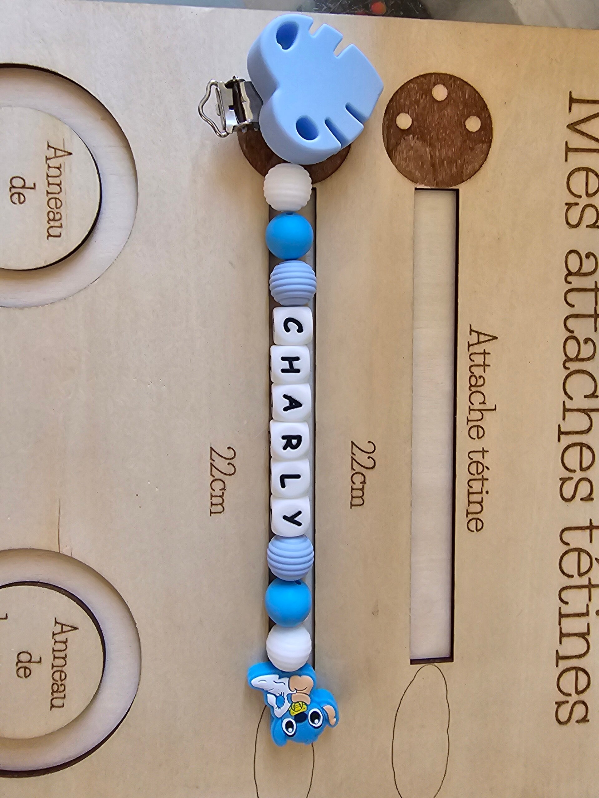 Attache tétine stitch