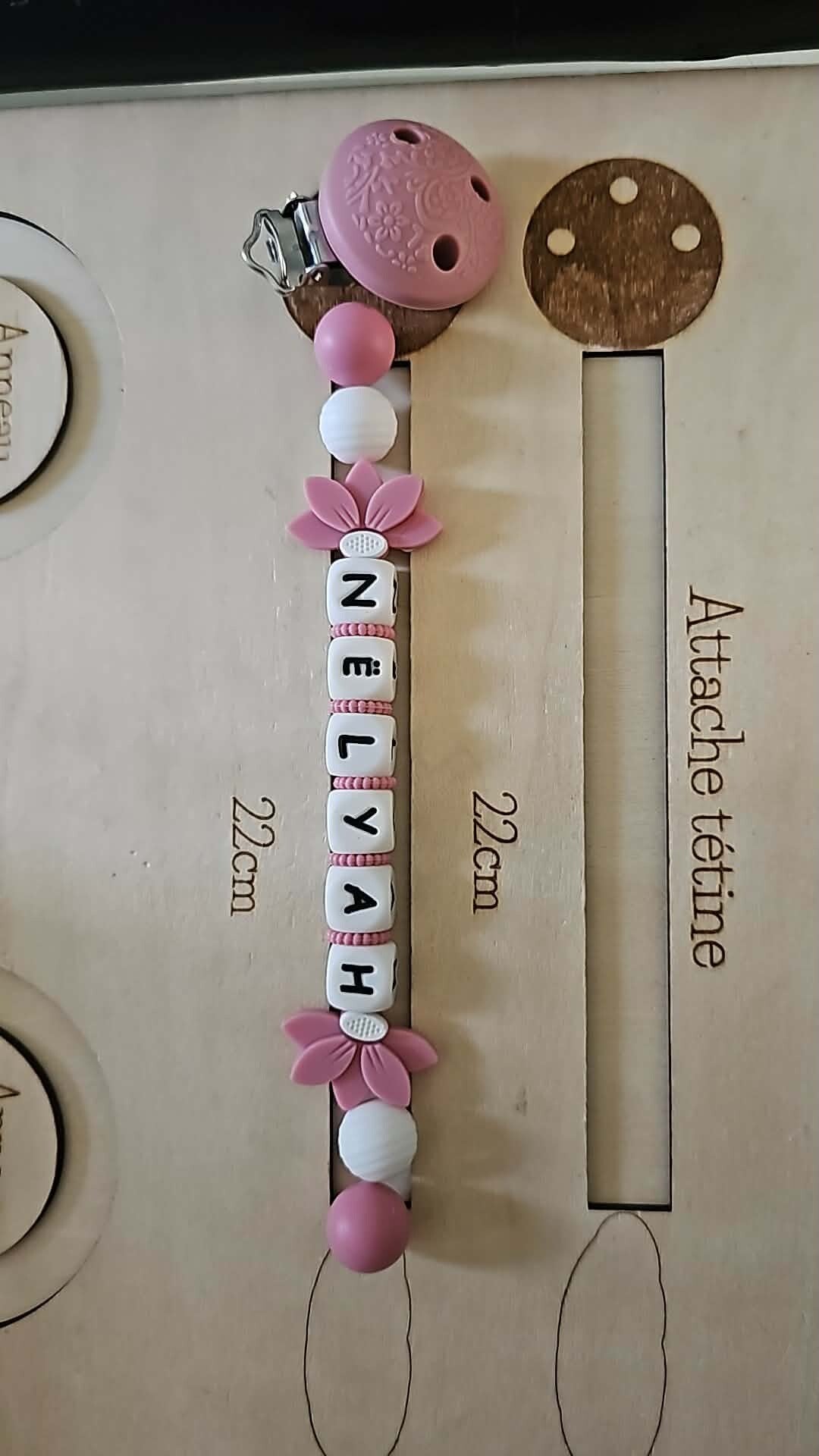Attache tétine fleur double