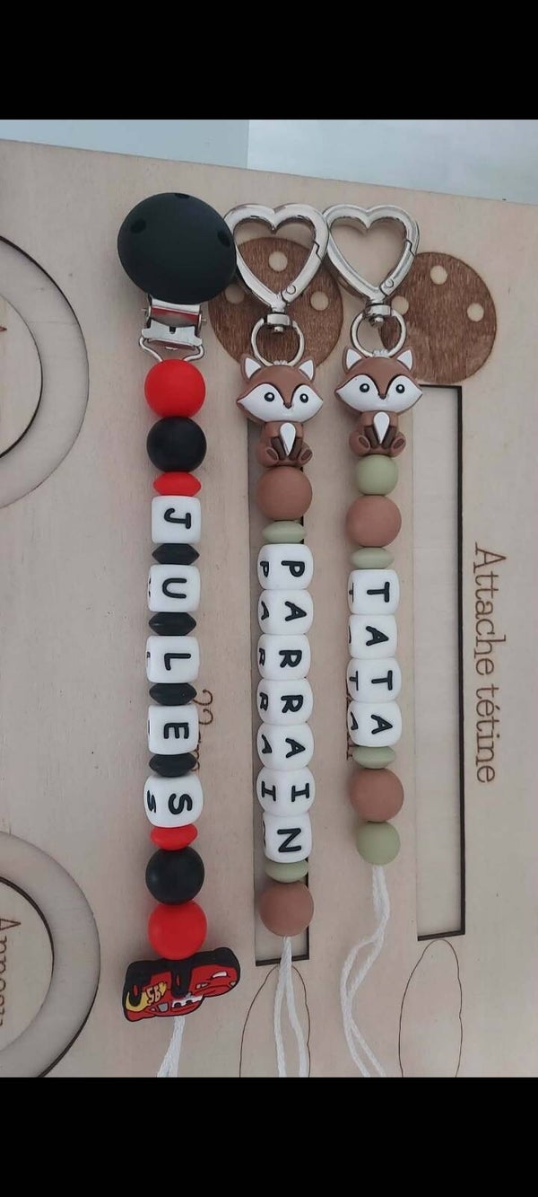 1 attache tetine et 2 porte clé
