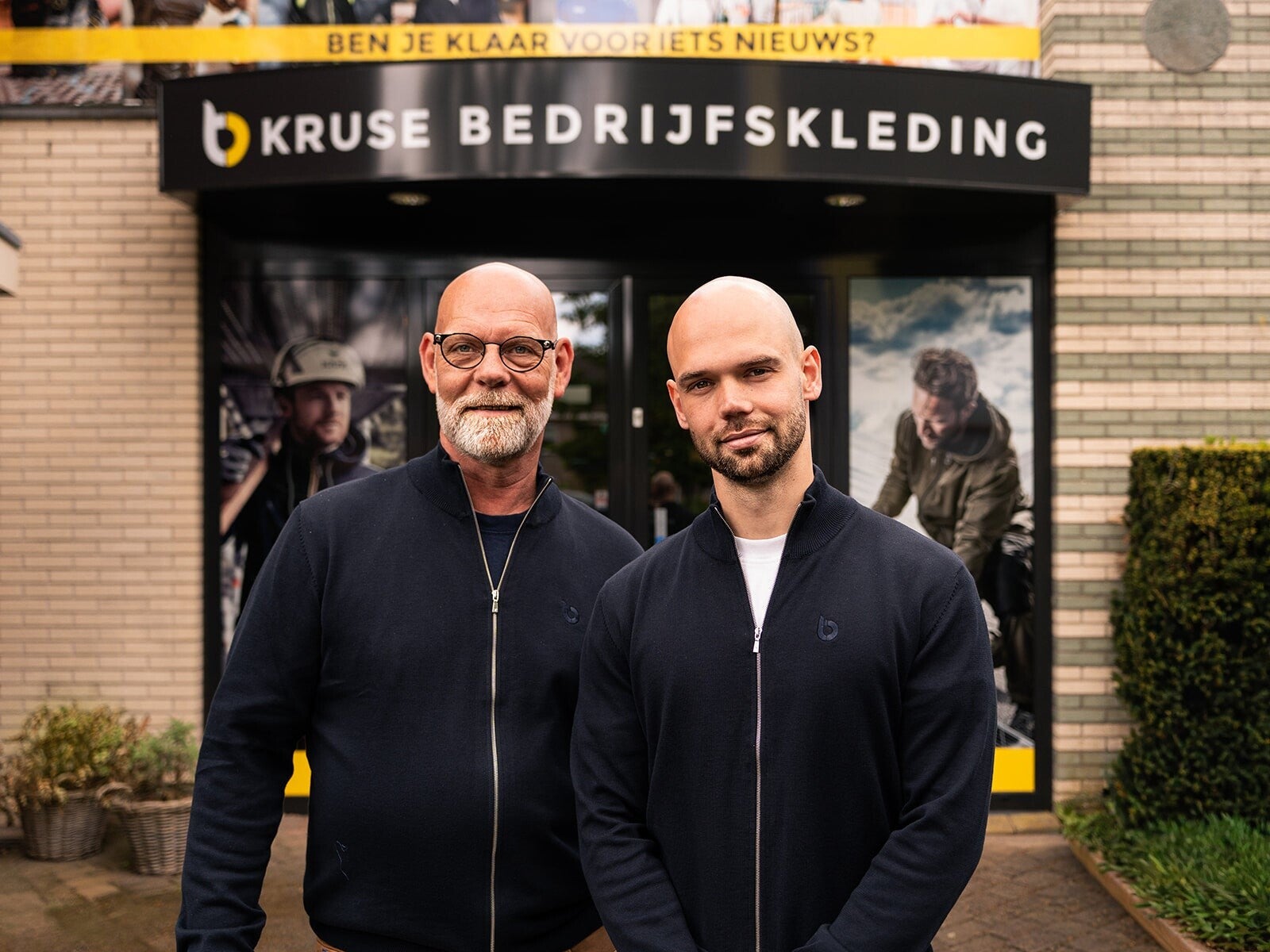 Het team van Kruse Bedrijfskleding voor de winkel in Ermelo