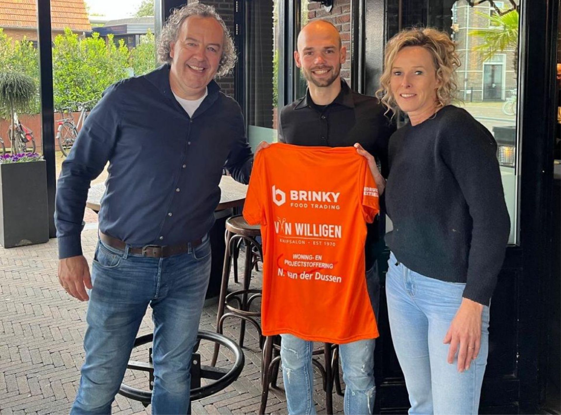 Overhandiging van het bedrukte hardloopshirt voor de Halve Marathon Ermelo