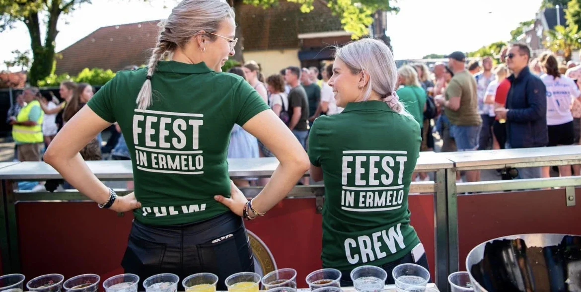 Crewleden van Feest in Ermelo in bedrukte groene shirts