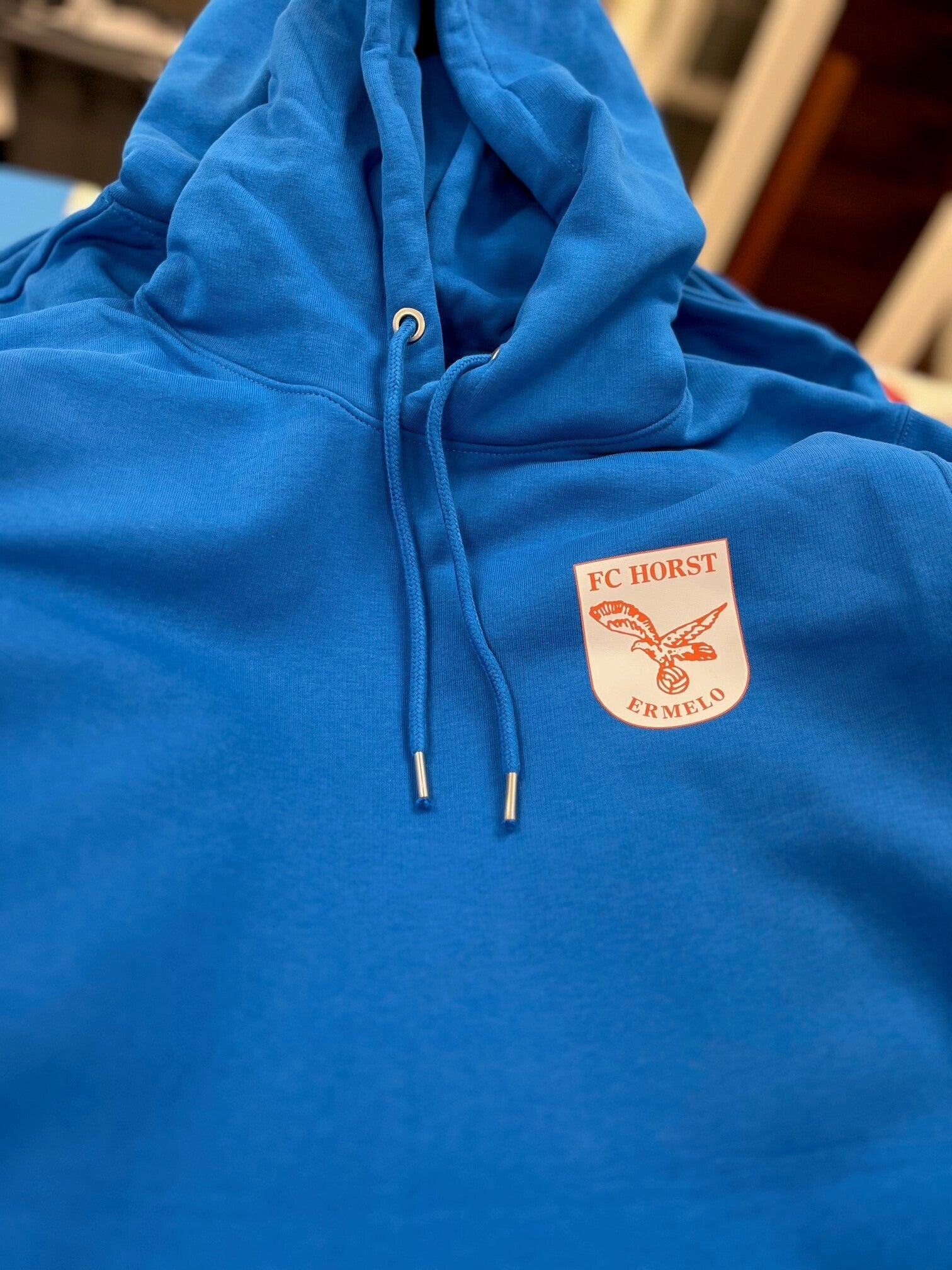 Blauwe hoodie met geborduurd logo