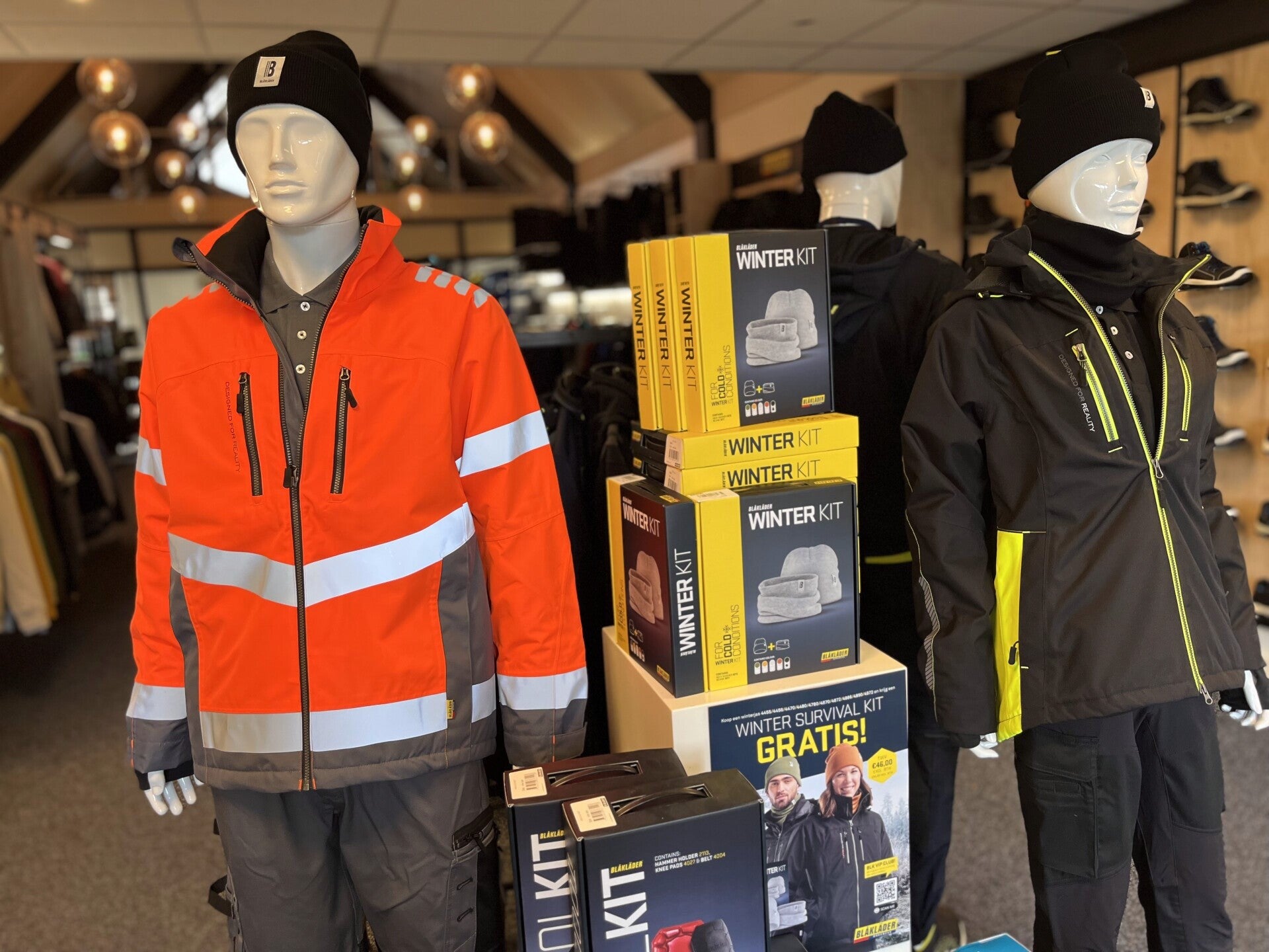 Werkkleding en winterjassen in de showroom