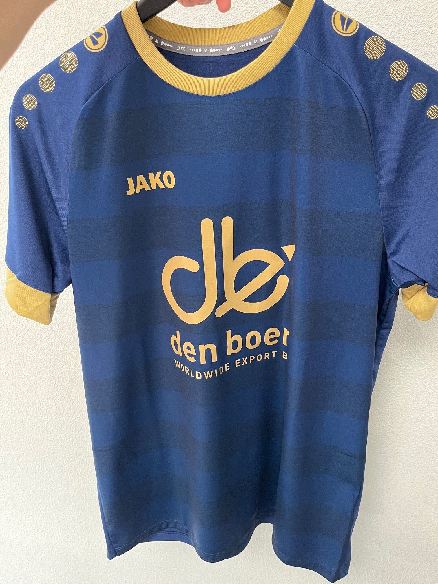 Bedrukt teamshirt van JAKO met sponsorlogo