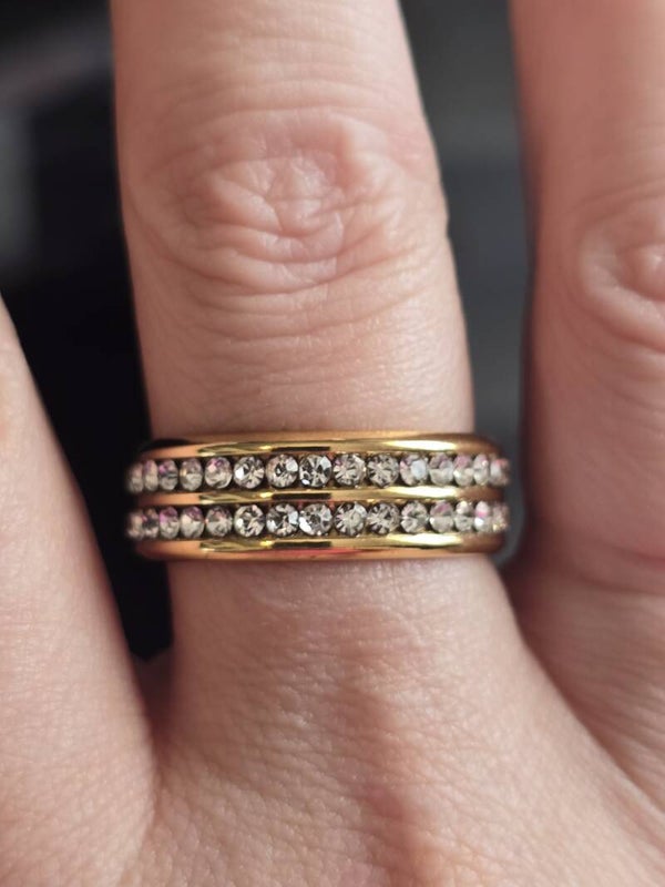 Single row cz diamond comfort fit band in gold
