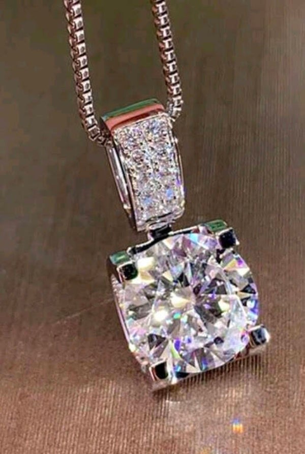 Timeless Brilliant‑Cut Diamond Necklace