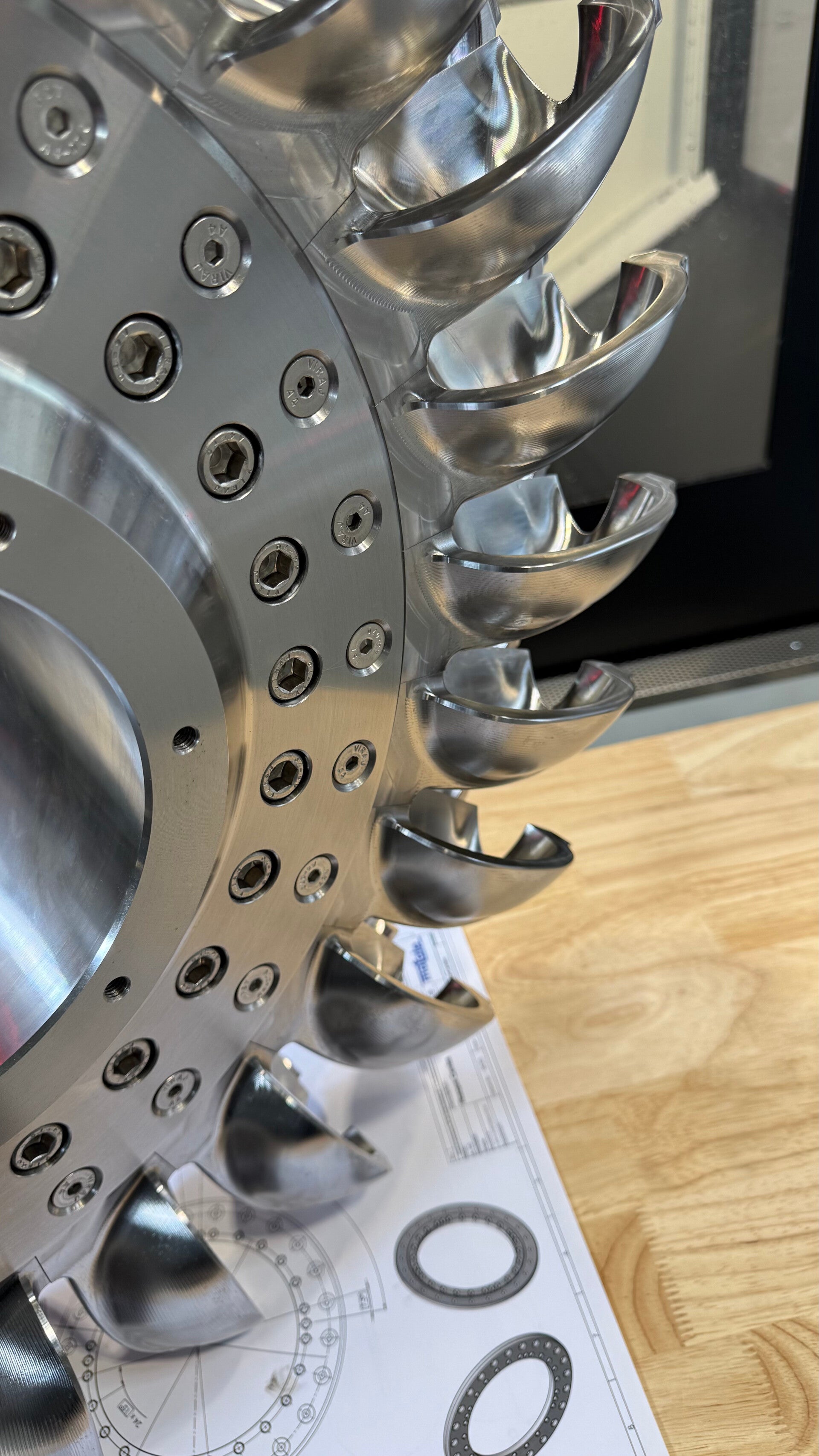 Voici la nouvelle roue Matalp qui équipe maintenant une micro centrale de 400kw sous 180 mètres de chute. Nous avons étudié et conçu une roue à 24 augets. Les mesures ont montré une hausse de 5 % de rendement à partir du quart de la puissance. 