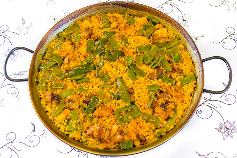 Paella valenciana tradicional con pollo, conejo y judía verde