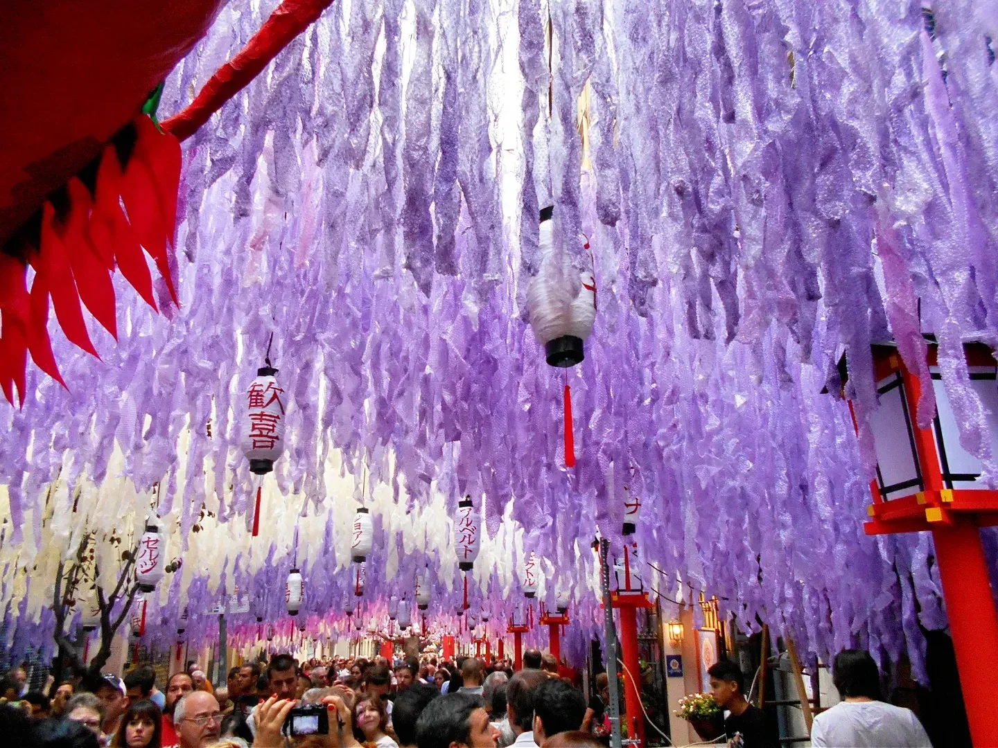 Calle de Gràcia decorada con motivos de temática china en sus carrers guarnits