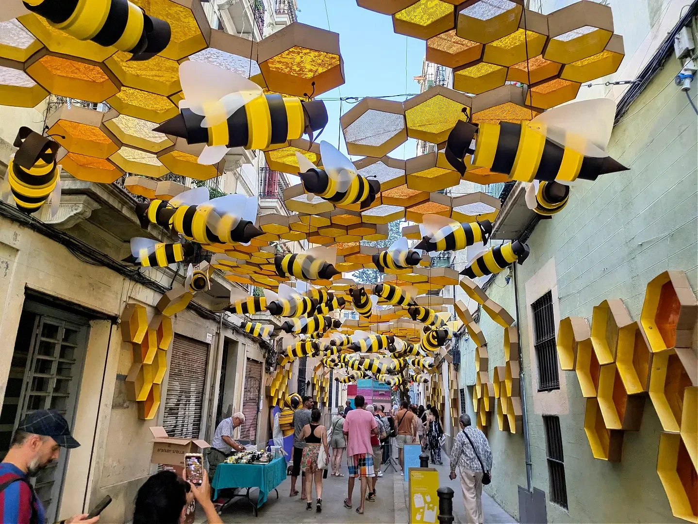 Carrer guarnit decorado con abejas colgantes en la Festa Major de Gràcia