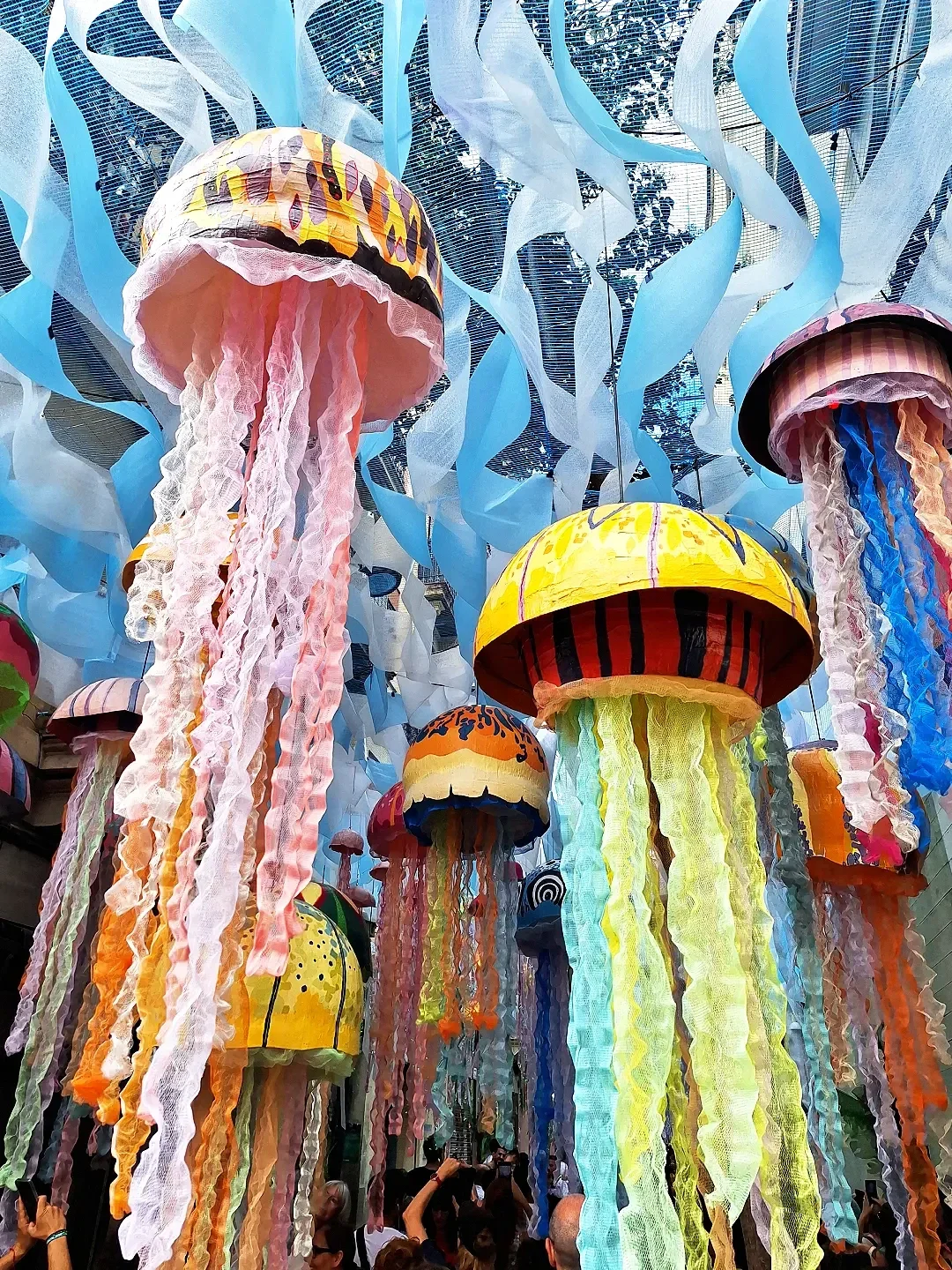 Calle engalanada con medusas gigantes de papel en la Festa Major de Gràcia