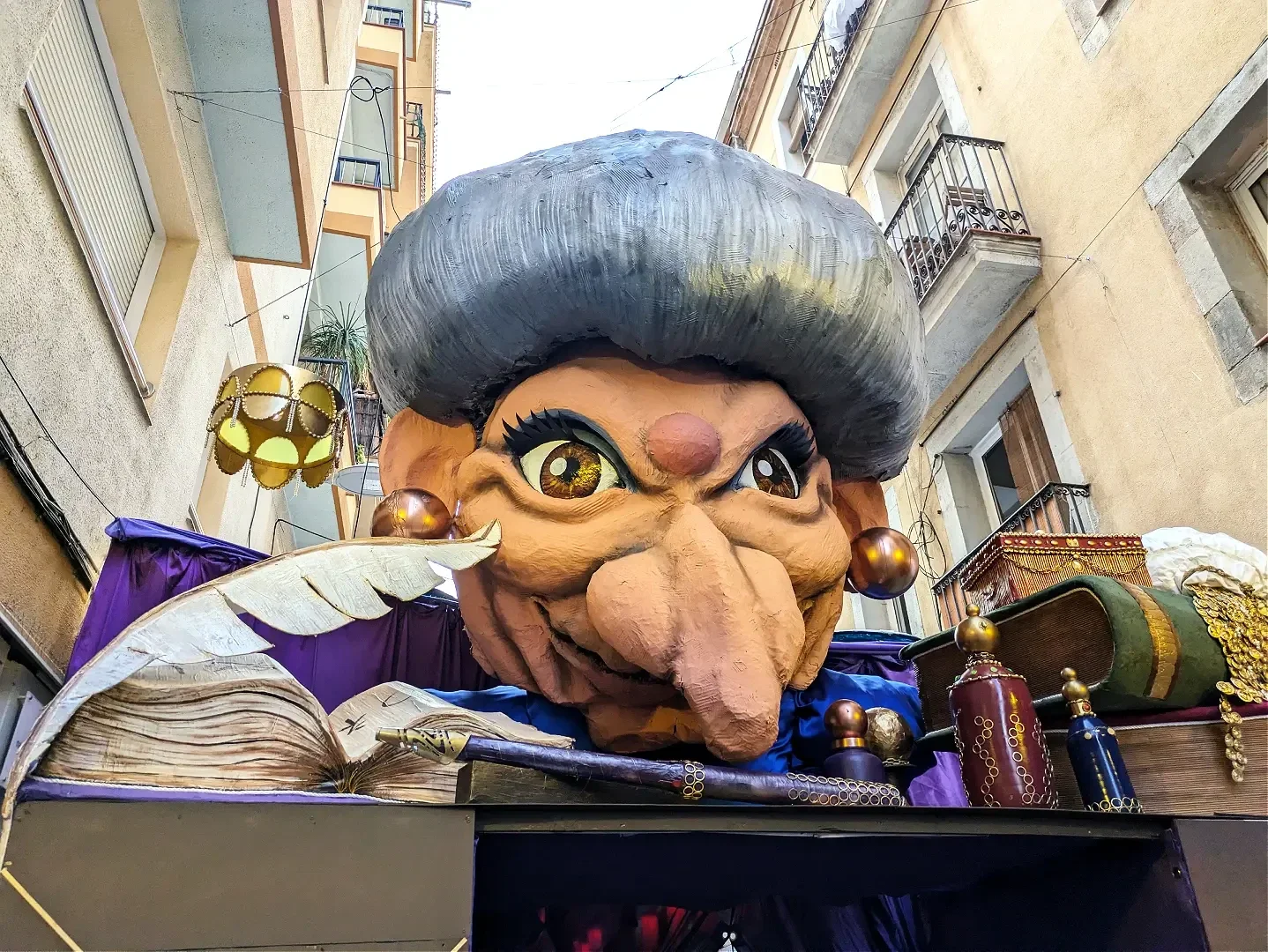 Figura de bruja en una calle engalanada de la Festa Major de Gràcia