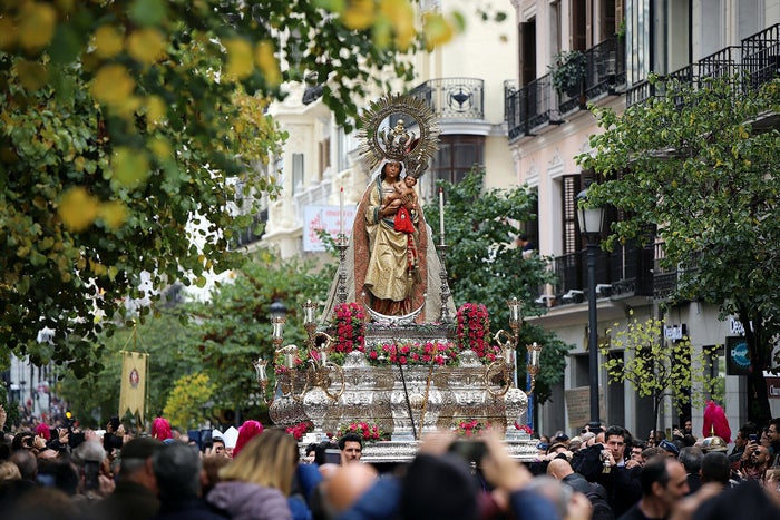 La Virgen de la Almudena en procesión por la calle Mayor de Madrid