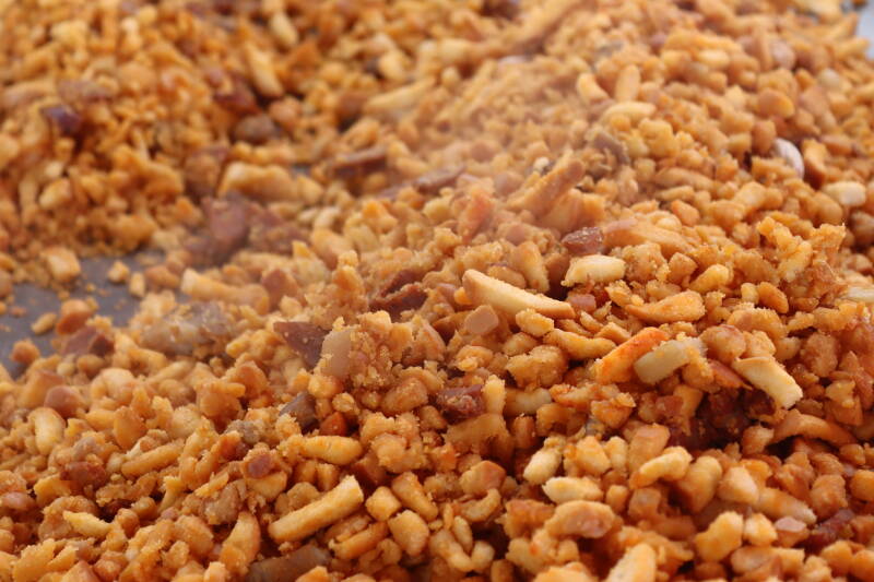 Sartén de migas manchegas, el pan rehogado y dorado con ajo y pimentón,panceta y chorizo
