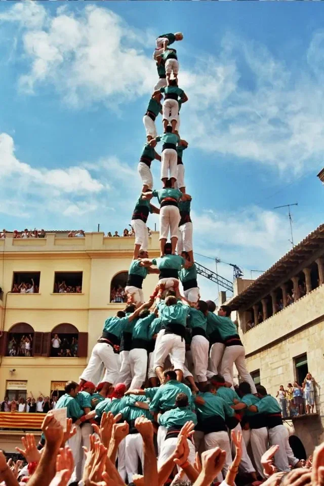Castell de diez pisos de los Castellers de Vilafranca alzándose en la plaza durante Sant Fèlix