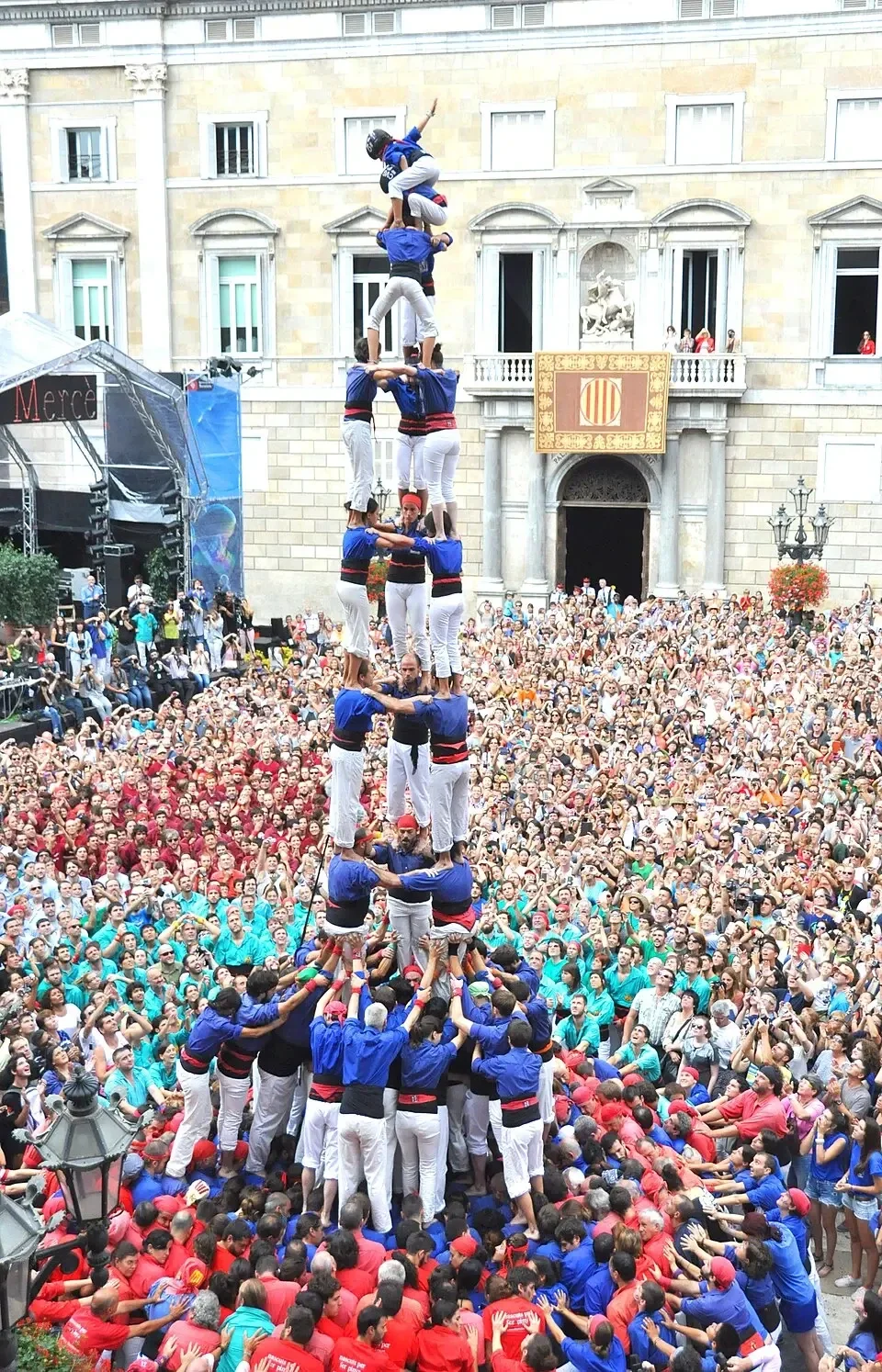 Castell de diez pisos de los Castellers de Vilafranca alzándose en la plaza durante Sant Fèlix