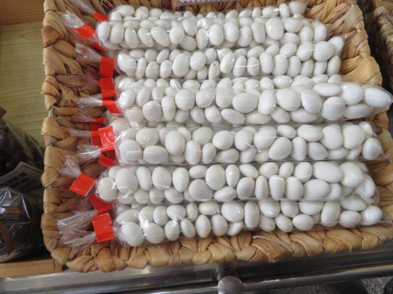 Peladillas, almendras recubiertas de azúcar blanco, dulce tradicional valenciano