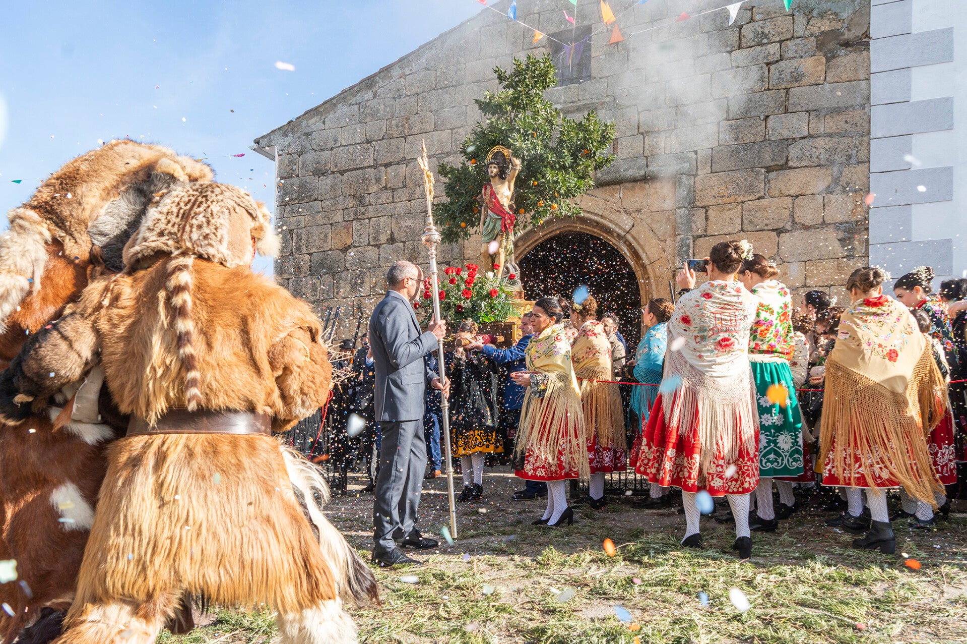 Procesión de San Sebastián en Acehúche con las regaoras vestidas de bayeta y las Carantoñas.