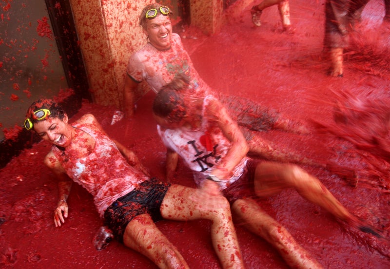Participantes cubiertos de tomate durante La Tomatina de Buñol, Valencia