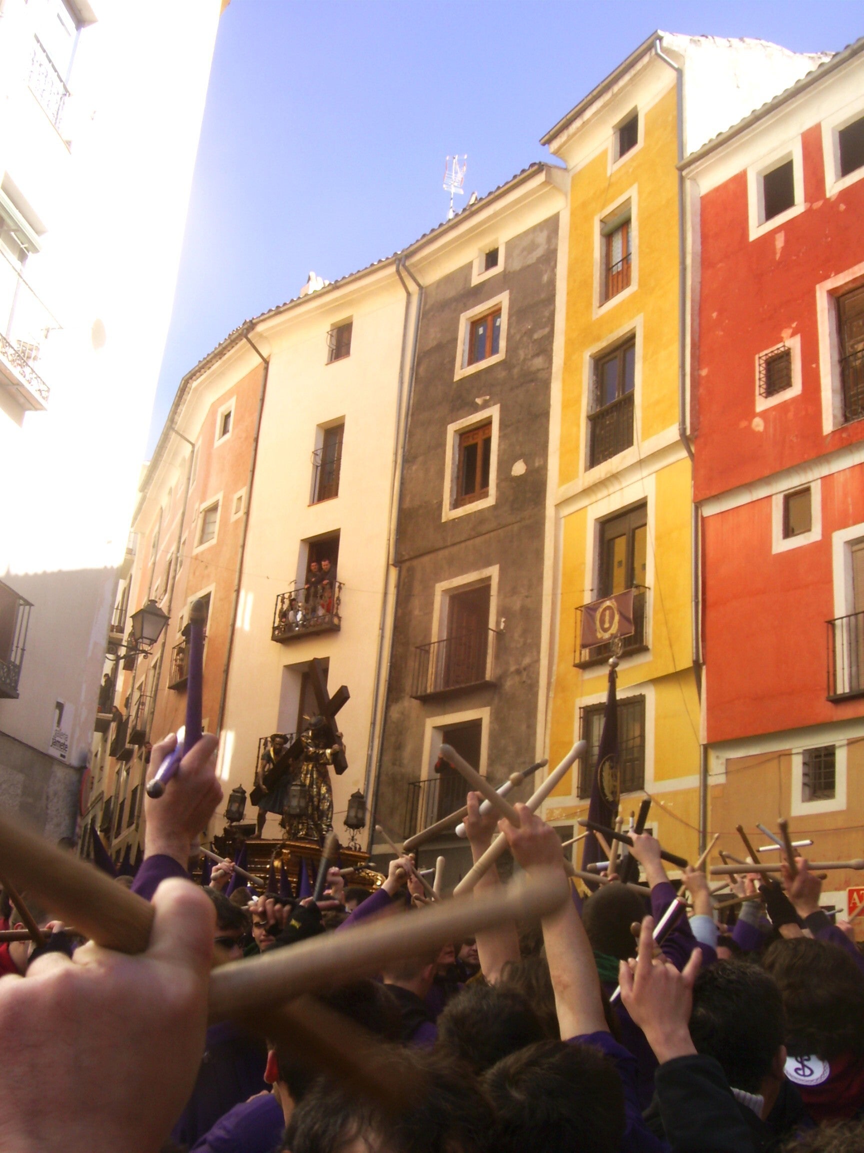 Turbos con tambores y clarines por la calle Alfonso VIII en la procesión de las Turbas, Semana Santa de Cuenca