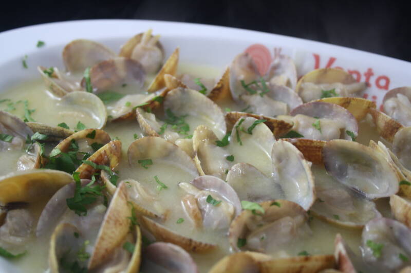 Almejas a la marinera abiertas en cazuela, con salsa de vino blanco, ajo y perejil