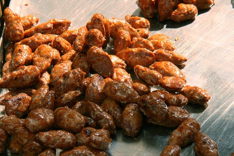 Almendras garrapiñadas cubiertas de azúcar caramelizado