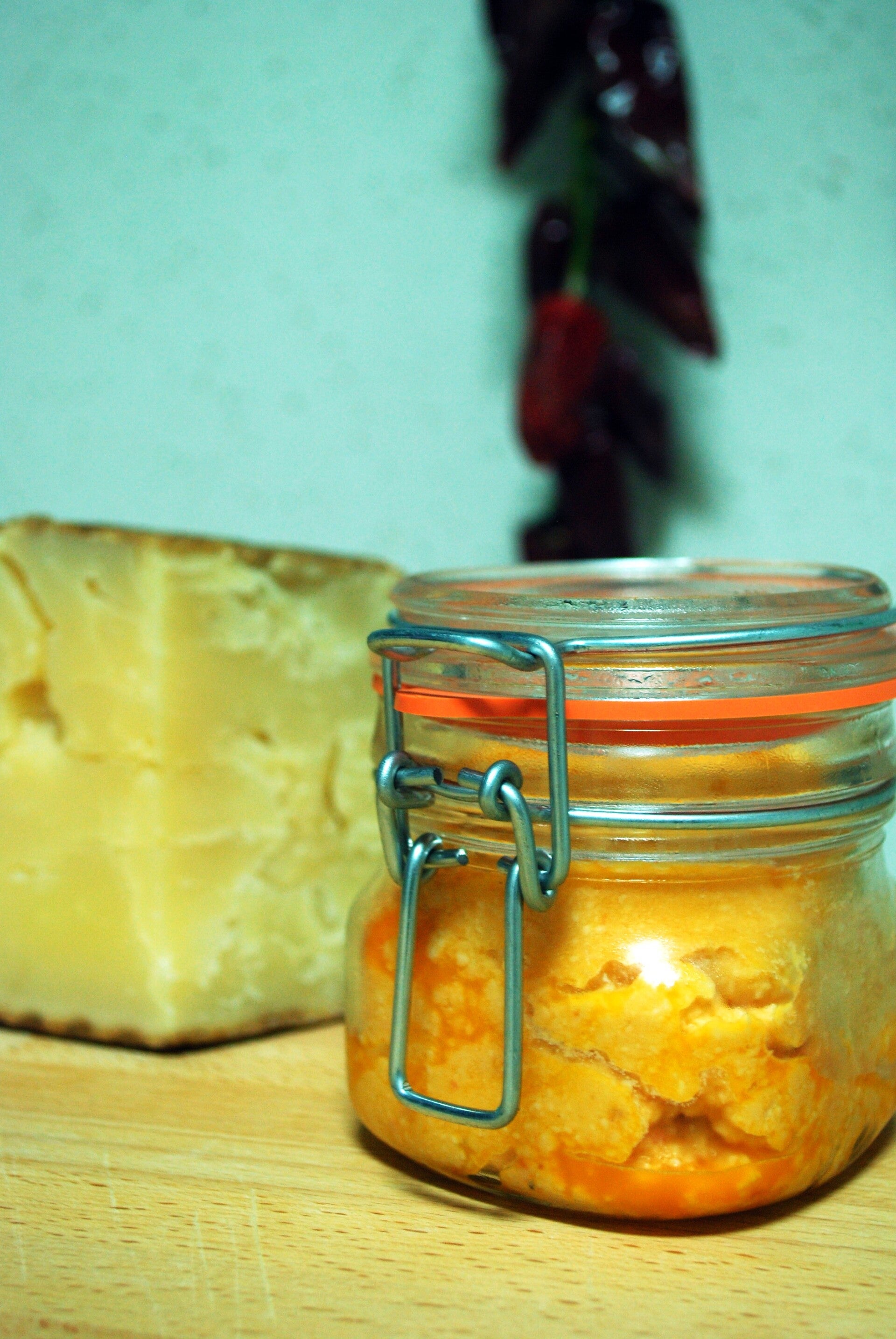 Almogrote gomero en tarro con queso curado y pimienta