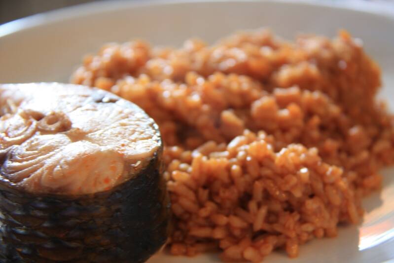 Caldero del Mar Menor: arroz meloso teñido de ñora con mújol