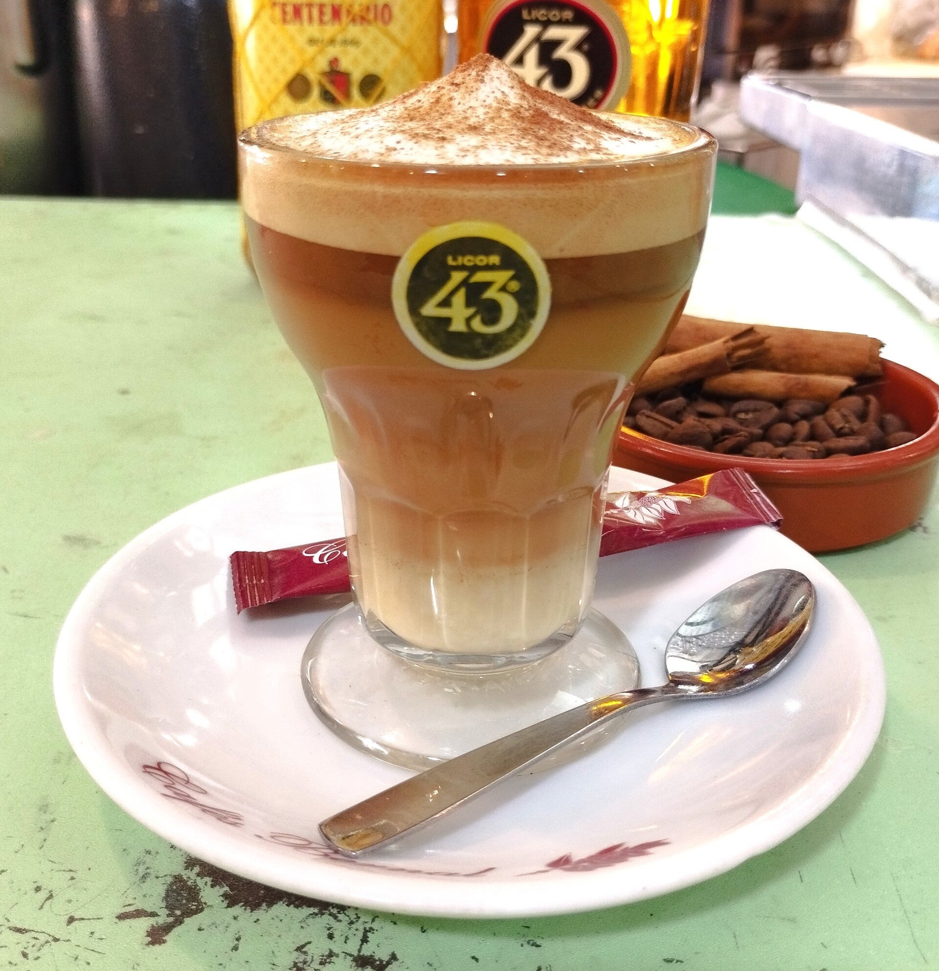 Café asiático de Cartagena con Licor 43, coñac, canela y leche condensada