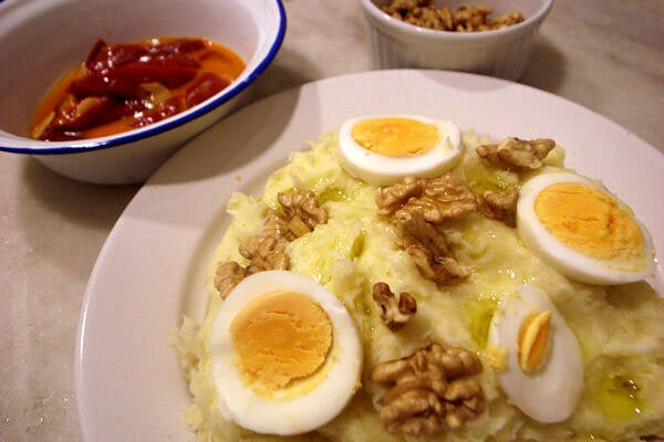 Cuenco de atascaburras, el majado claro de patata y bacalao de la cocina manchega
