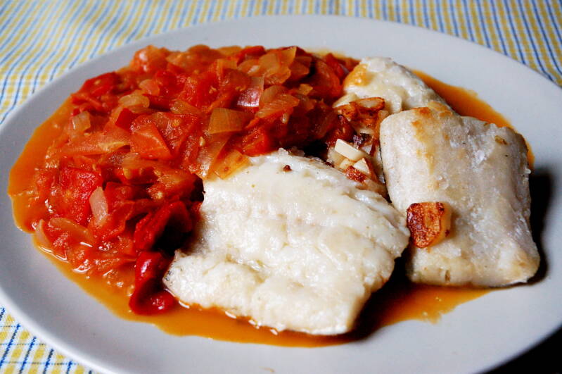 Bacalao a la riojana en salsa de pimiento rojo y tomate servido en plato hondo