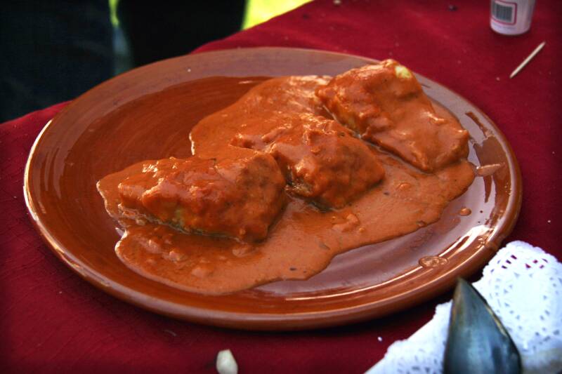 Bacalao a la vizcaína cubierto de salsa roja de pimiento choricero